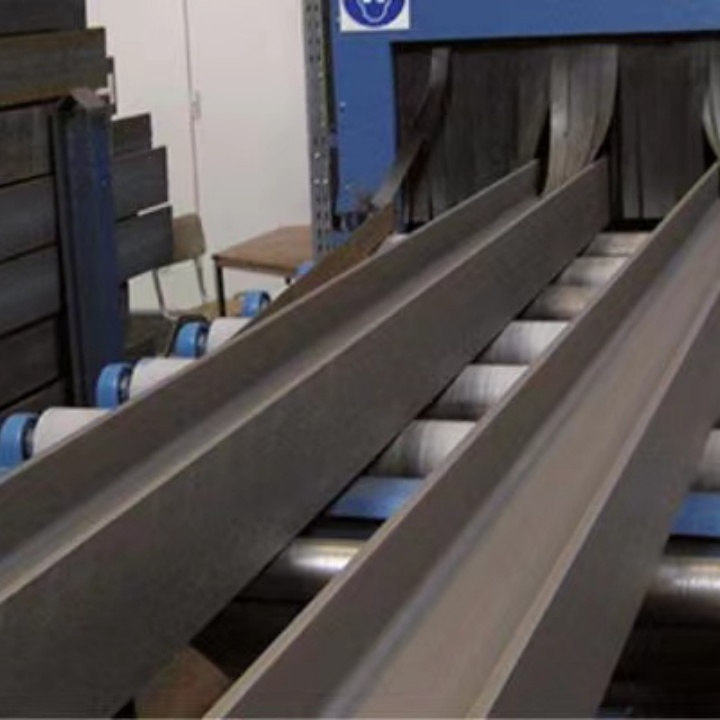 汽車大梁打砂除銹機(jī)_大梁除銹砂汽車機(jī)打磨視頻_除銹打砂機(jī)圖片