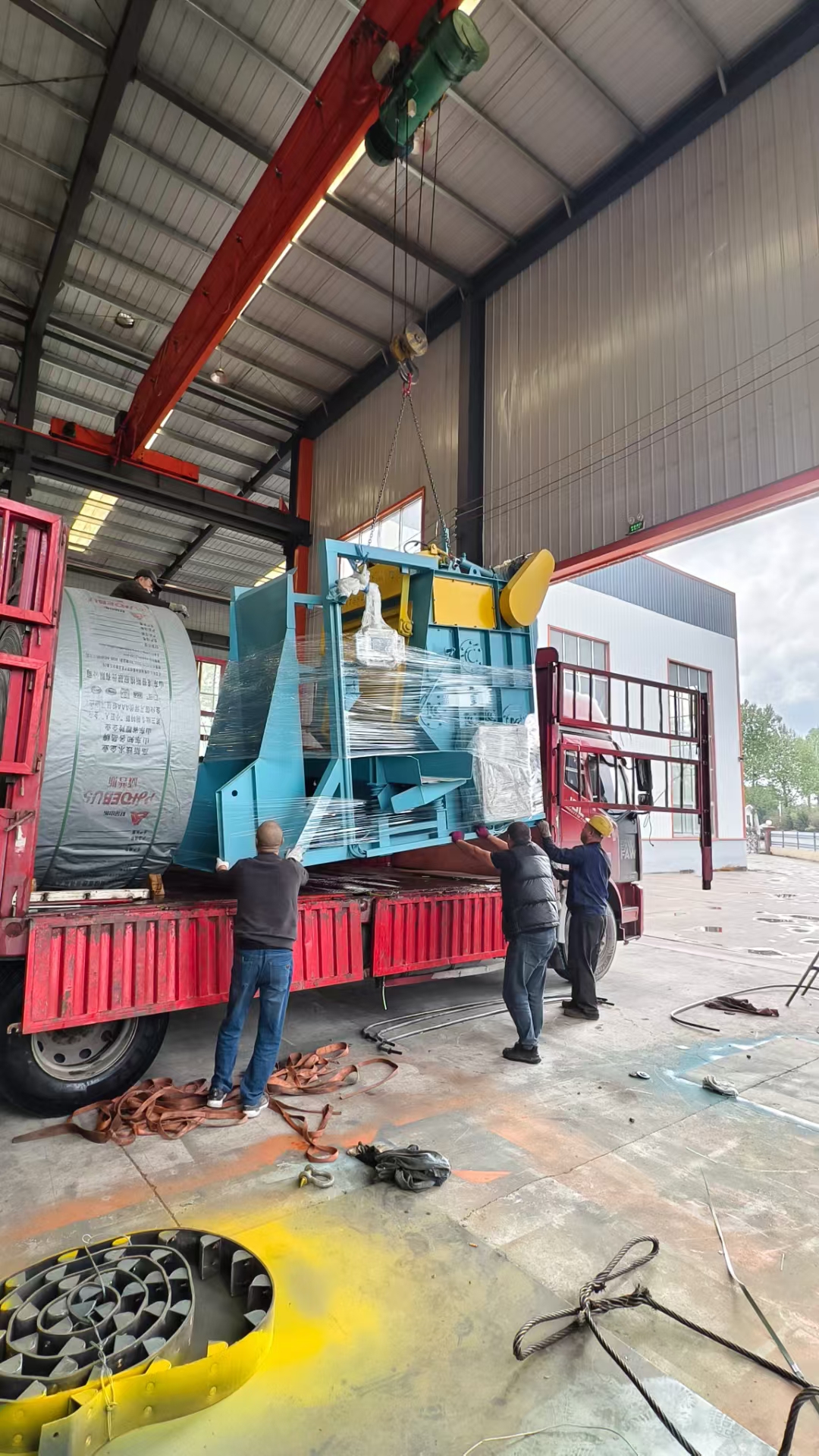 打沙除銹設(shè)備_大型鋼管外壁打砂除銹機_鋼砂除銹機是什么樣子的