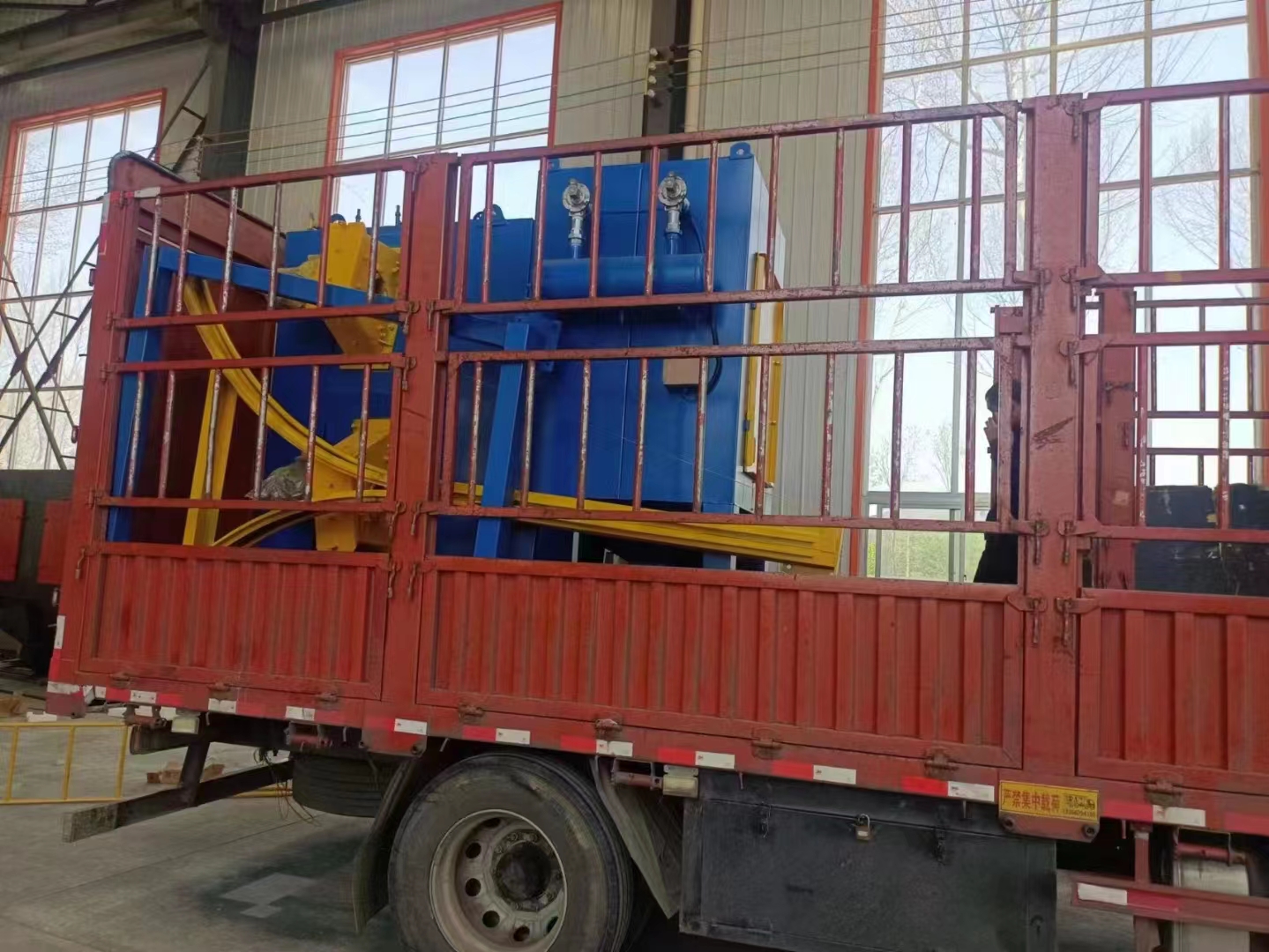 砂帶機(jī)橡膠輪生產(chǎn)廠家_履帶式制砂機(jī)一體式視頻_Q3210橡膠履帶打砂機(jī)