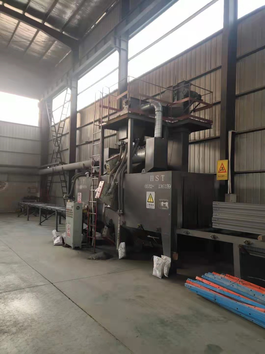 履帶砂輪機(jī)_履帶式清砂機(jī)_履帶通過式打砂機(jī)