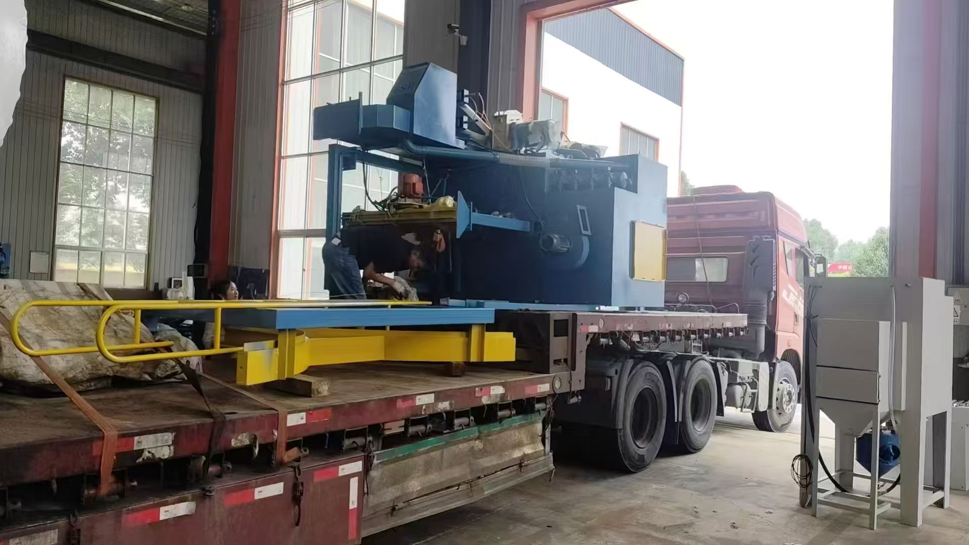 青島華盛泰 Q3710 吊鉤式拋丸機(jī)整裝發(fā)貨寧波鋼結(jié)構(gòu)加工企業(yè)
